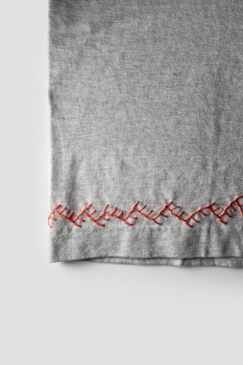 T-shirt grigia sleeve detail